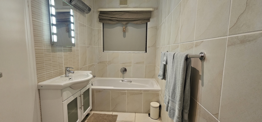 To Let 3 Bedroom Property for Rent in Middedorp Western Cape